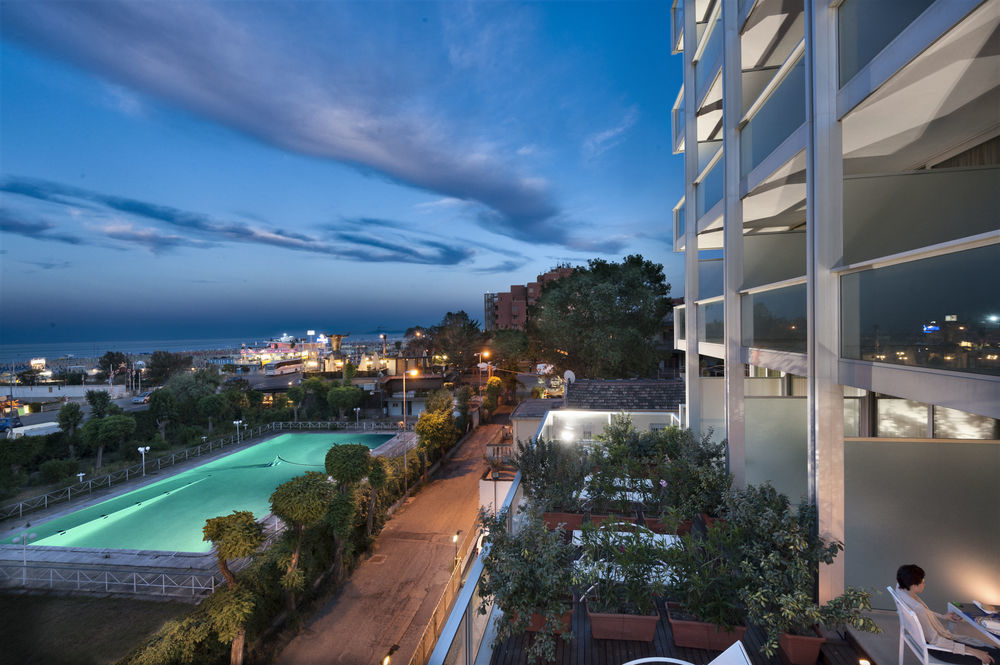Waldorf Hotel 4*